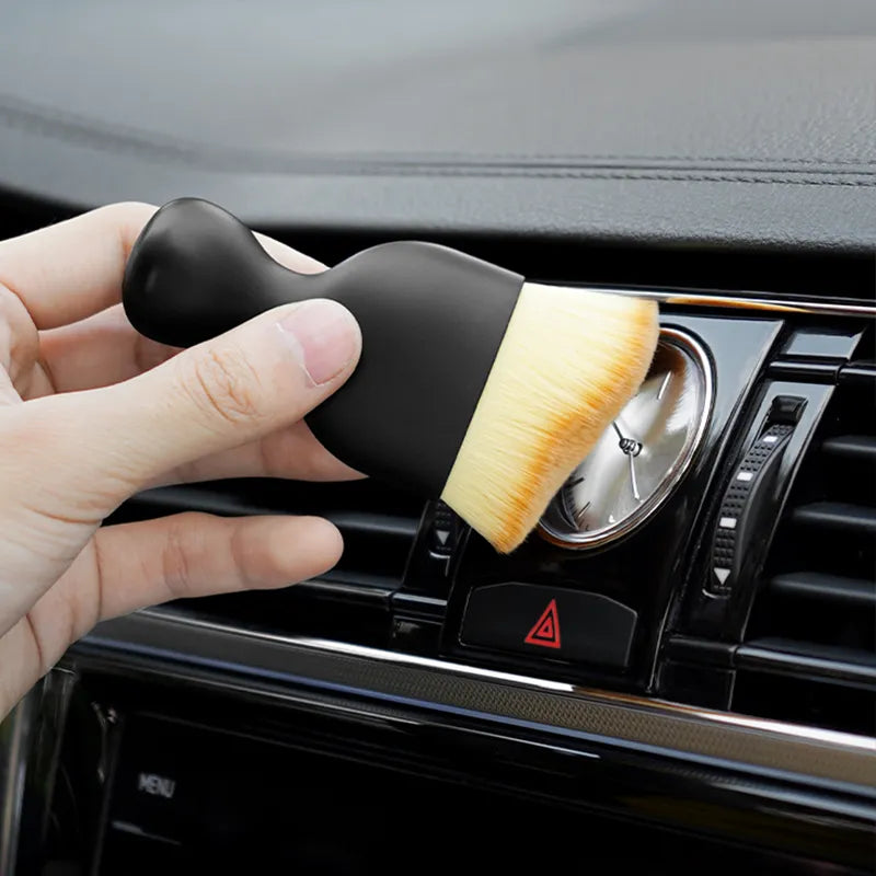 Woobrooch – Car Interior Dust Sweeping Soft Brush